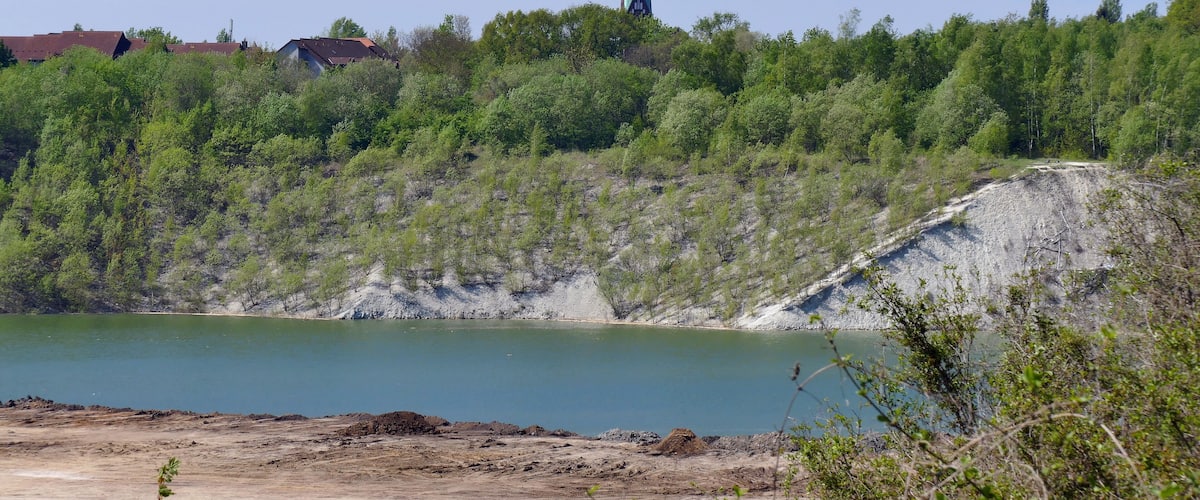 Geotop Grube II der Hannoverschen Portland-Cementfabrik AG: Blick nach Westen zur Misburger Johanniskirche.