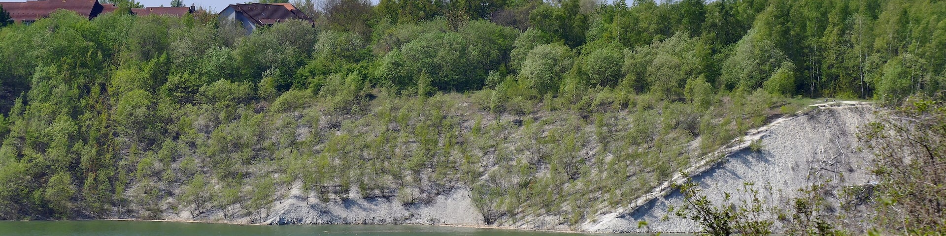Geotop Grube II der Hannoverschen Portland-Cementfabrik AG: Blick nach Westen zur Misburger Johanniskirche.