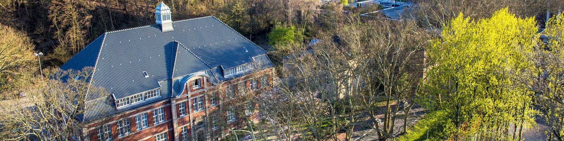 Built in 1906, the Directorate was up to the closure of the Zollverein colliery in 1986 head office and seat of administration. Since 2013, the building is seat of the Zollverein Foundation.