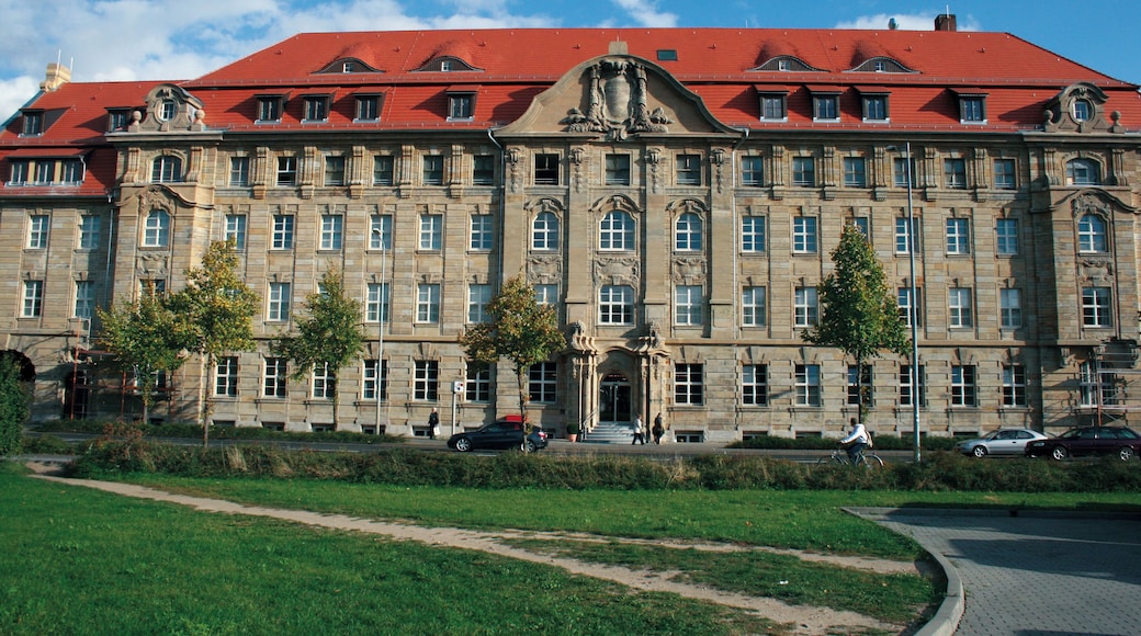 Das Foto zeigt die Frontansicht des Bahnpostamts Leipzig nach der Sanierung im Jahr 2008.