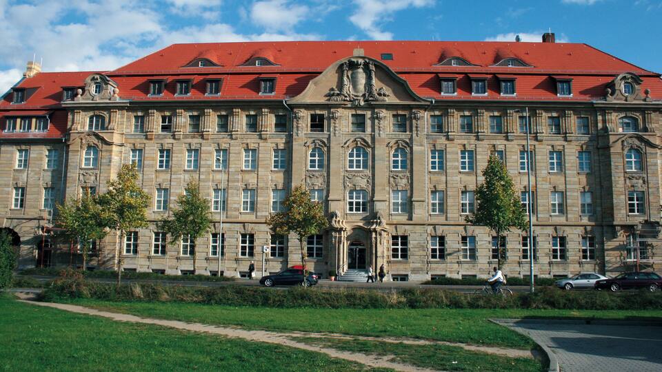 Das Foto zeigt die Frontansicht des Bahnpostamts Leipzig nach der Sanierung im Jahr 2008.