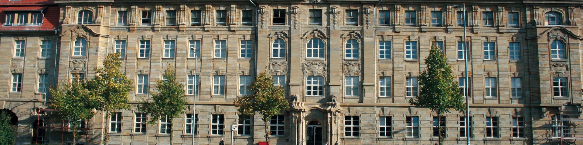 Das Foto zeigt die Frontansicht des Bahnpostamts Leipzig nach der Sanierung im Jahr 2008.