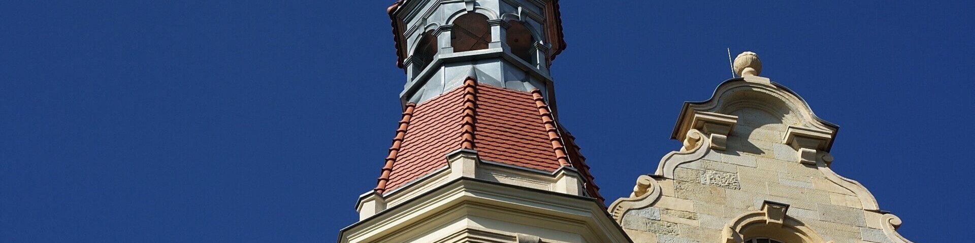 Turm eines Wohnhauses im Waldstraßenviertel