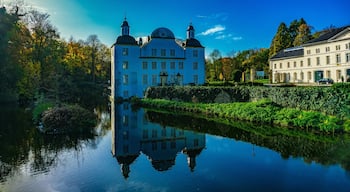 Eine altes Wasserburg im Park am Teich, Essen Deutschland