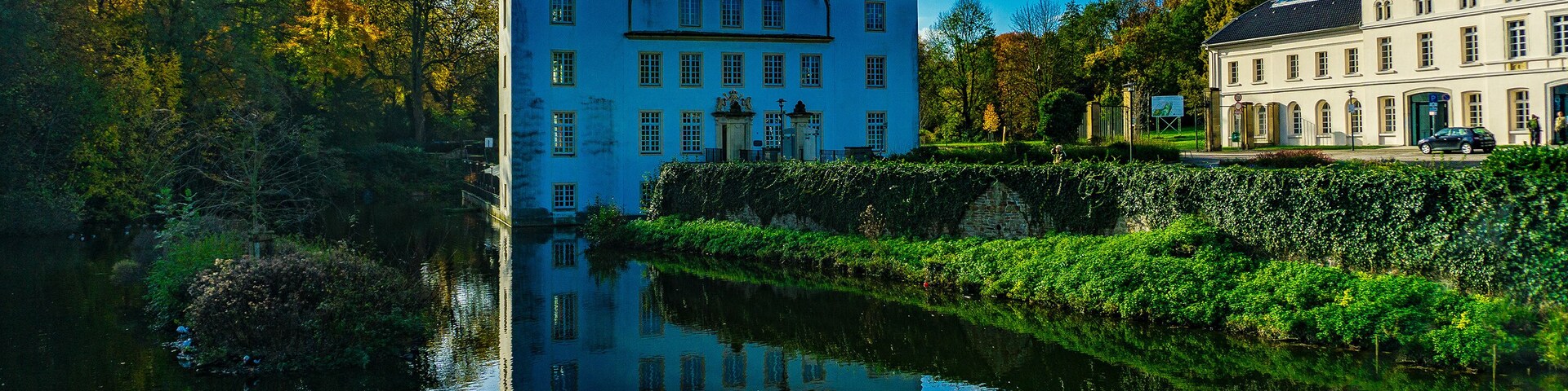 Eine altes Wasserburg im Park am Teich, Essen Deutschland