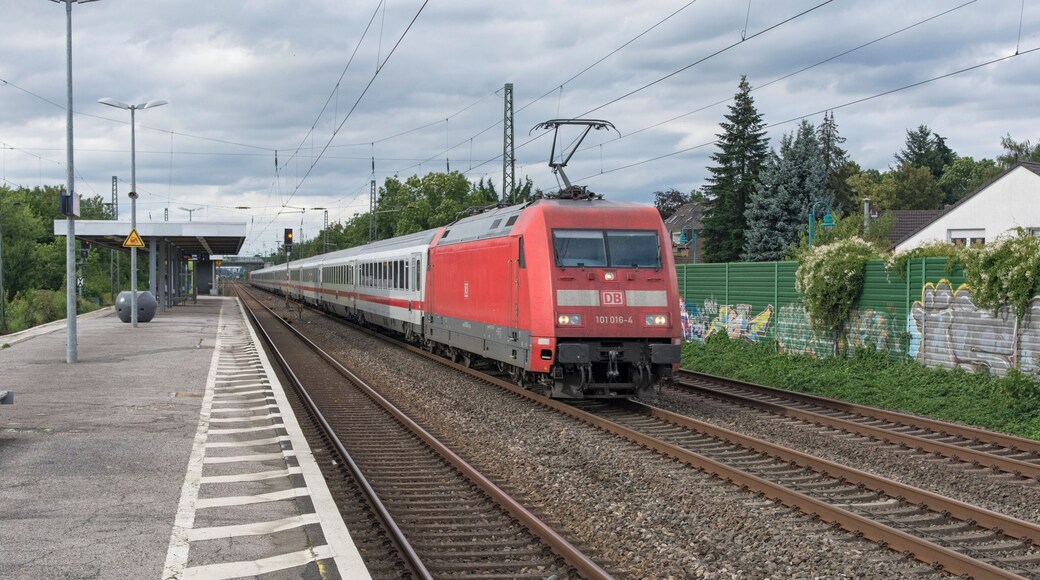DB 101 016 voor IC 2152 en DB 101 014 achter onderweg van Jena-Göschwitz naar Düsseldorf Hbf, passeert hier op volle snelheid Duisburg Rahm