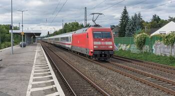 DB 101 016 voor IC 2152 en DB 101 014 achter onderweg van Jena-Göschwitz naar Düsseldorf Hbf, passeert hier op volle snelheid Duisburg Rahm