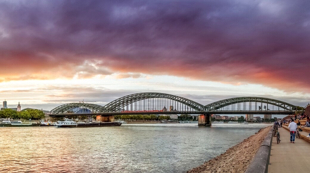 Un río con un puente, una catedral y una barca.