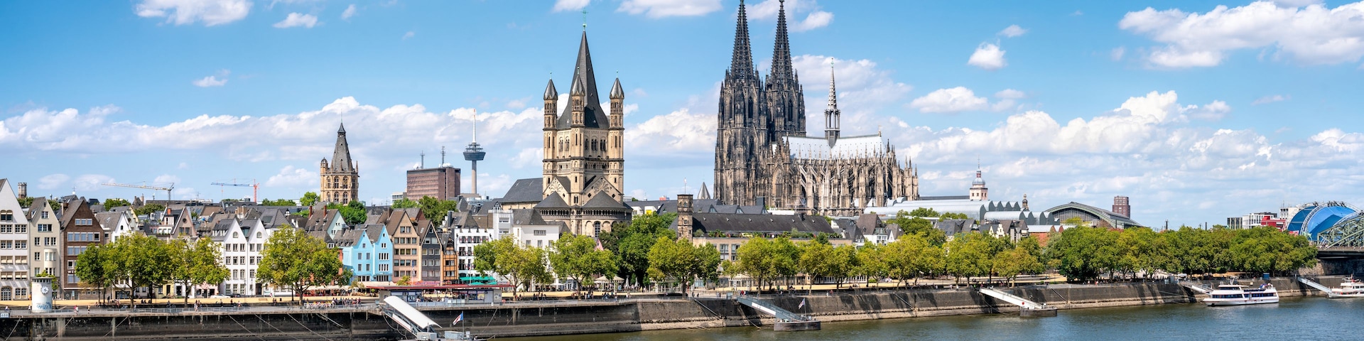 Une rivière avec des bateaux, un pont et une vue sur la ville, avec ses bâtiments historiques.