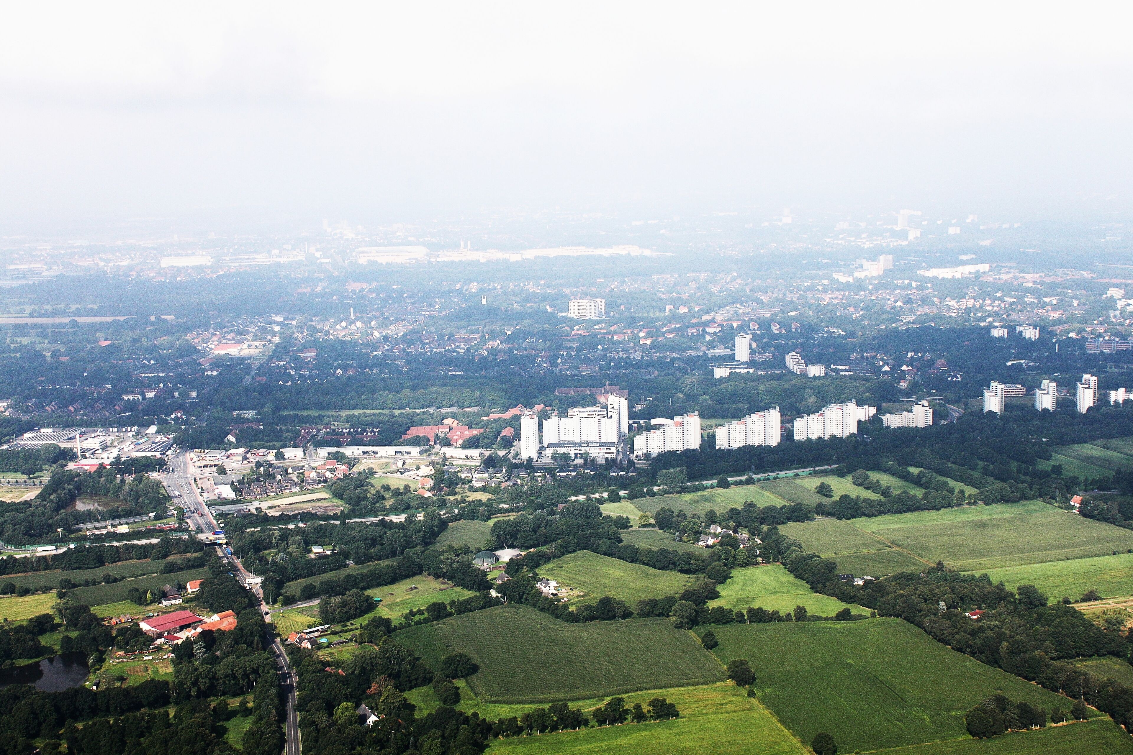 Luftaufnahme Bremen; entlang der A1 (auf der Südseite) vom Bremer Kreuz bis zum Weserpark (Blick aus der linken Flugzeugseite) - Kreisen über dem Bremer Kreuz und überdem Weserpark