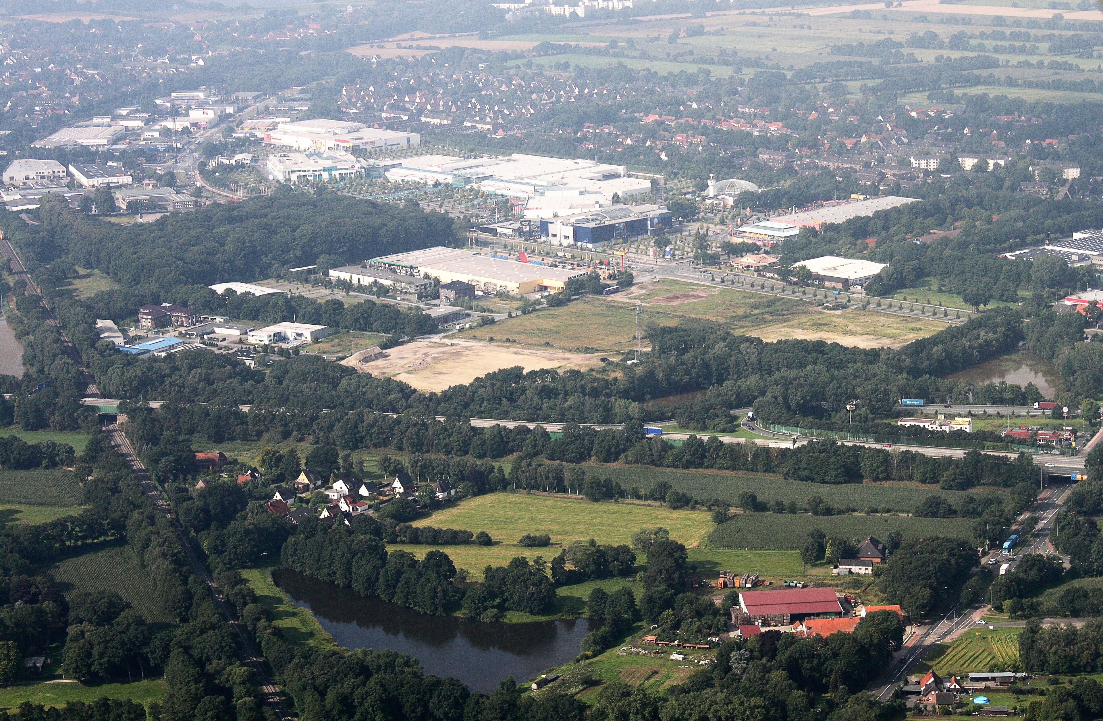 Luftaufnahme Bremen; entlang der A1 (auf der Südseite) vom Bremer Kreuz bis zum Weserpark (Blick aus der linken Flugzeugseite) - Kreisen über dem Bremer Kreuz und überdem Weserpark