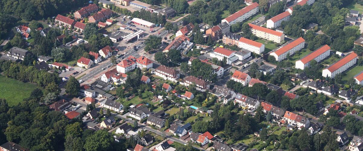 Luftaufnahme Bremen; entlang der A27 vom Weserpark (Bremer Kreuz; Blick aus der linken Flugzeugseite) zur Uni Bremen mit einem kleinen Abstecher zum Krankenhaus Bremen Ost; Flughöhe 500 m