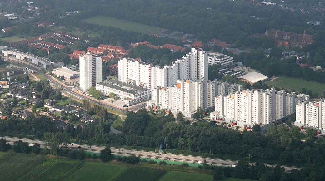 Luftaufnahme Bremen; entlang der A1 (auf der Südseite) vom Bremer Kreuz bis zum Weserpark (Blick aus der linken Flugzeugseite) - Kreisen über dem Bremer Kreuz und überdem Weserpark