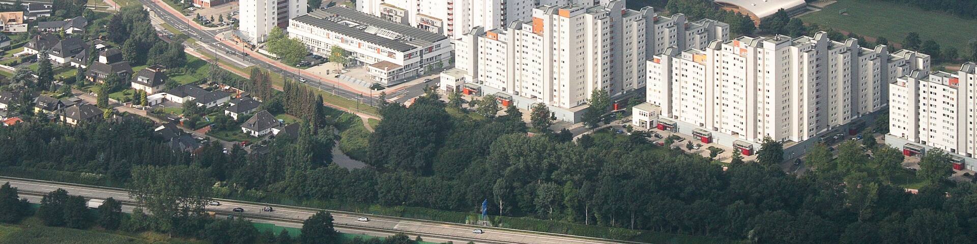 Luftaufnahme Bremen; entlang der A1 (auf der Südseite) vom Bremer Kreuz bis zum Weserpark (Blick aus der linken Flugzeugseite) - Kreisen über dem Bremer Kreuz und überdem Weserpark