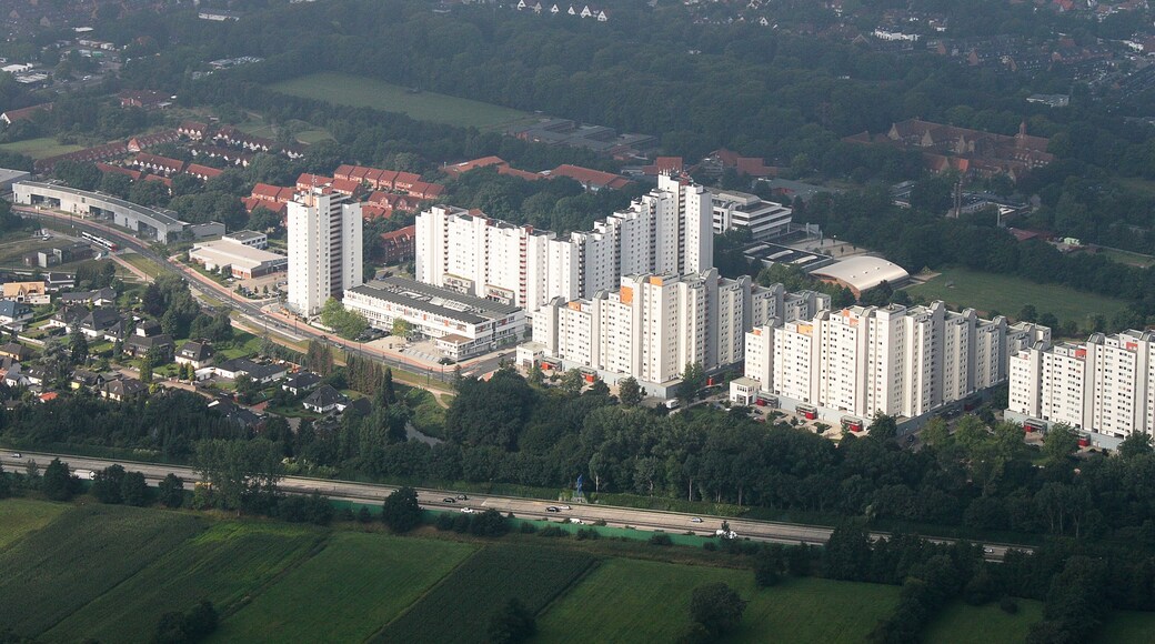 Luftaufnahme Bremen; entlang der A1 (auf der Südseite) vom Bremer Kreuz bis zum Weserpark (Blick aus der linken Flugzeugseite) - Kreisen über dem Bremer Kreuz und überdem Weserpark