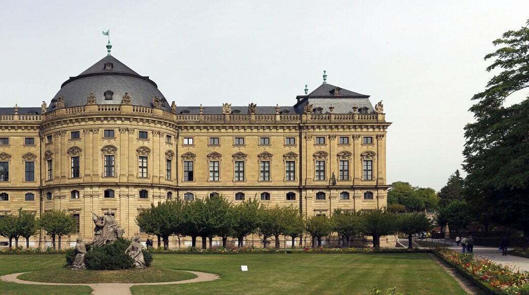 Die 97 Meter lange SĂŒdfront der WĂŒrzburger Residenz, die unter den WĂŒrzburger FĂŒrstbischöfen von 1719 bis 1780 erbaut wurde. Sie gilt als der bedeutendste Residenzbau des SpĂ€tbarocks in Europa und wurde im Jahre 1981 von der UNESCO in den Rang eines Weltkulturerbes erhoben. Die Residenz wird jĂ€hrlich von etwa 350.000 GĂ€sten besucht.