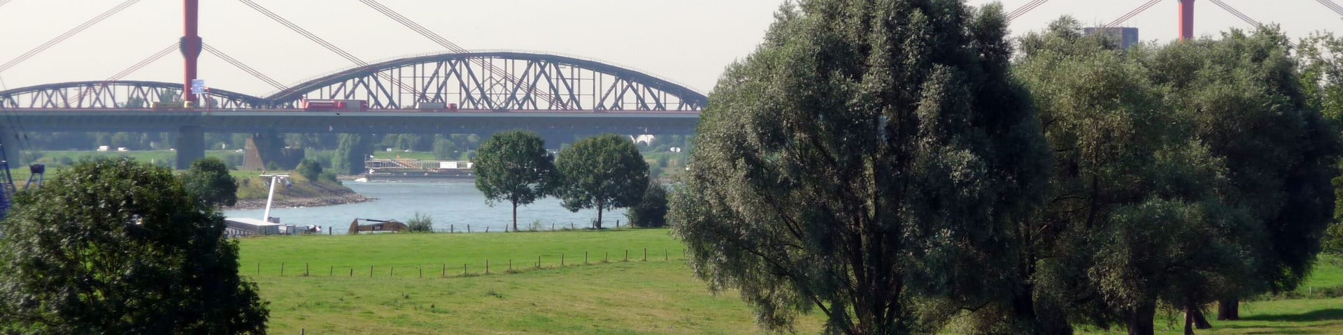 Haus-Knipp-Eisenbahnbrücke hinter der Beeckerwerther Brücke der A42