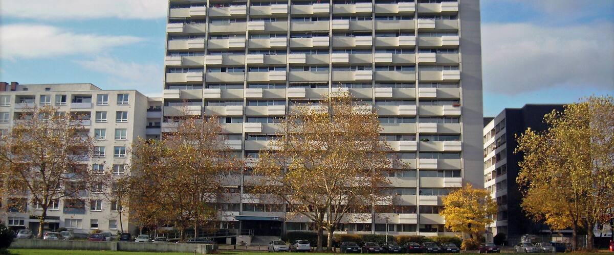 Hochhaus an der Robert-Schuman-Straße in Köln-Neubrück