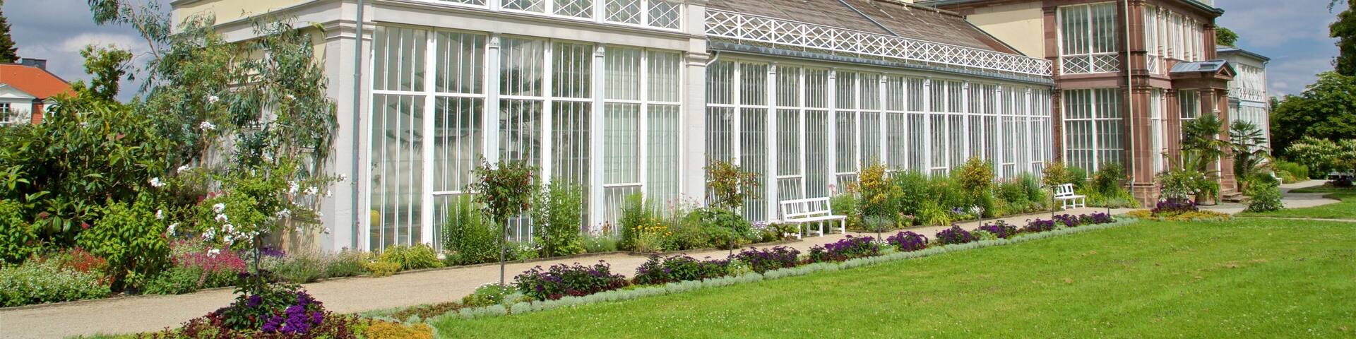 Bergpark Wilhelmshoehe das einen historische Architektur, Blumen und Garten