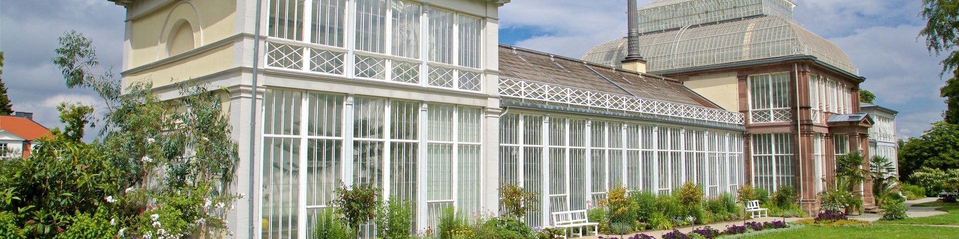 Bergpark Wilhelmshoehe mostrando um parque, flores e arquitetura de patrimônio