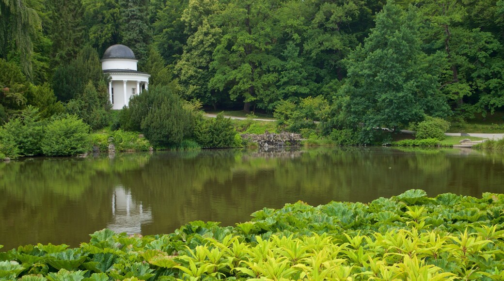 Bergpark Wilhelmshoehe som inkluderar en damm och en trÀdgÄrd