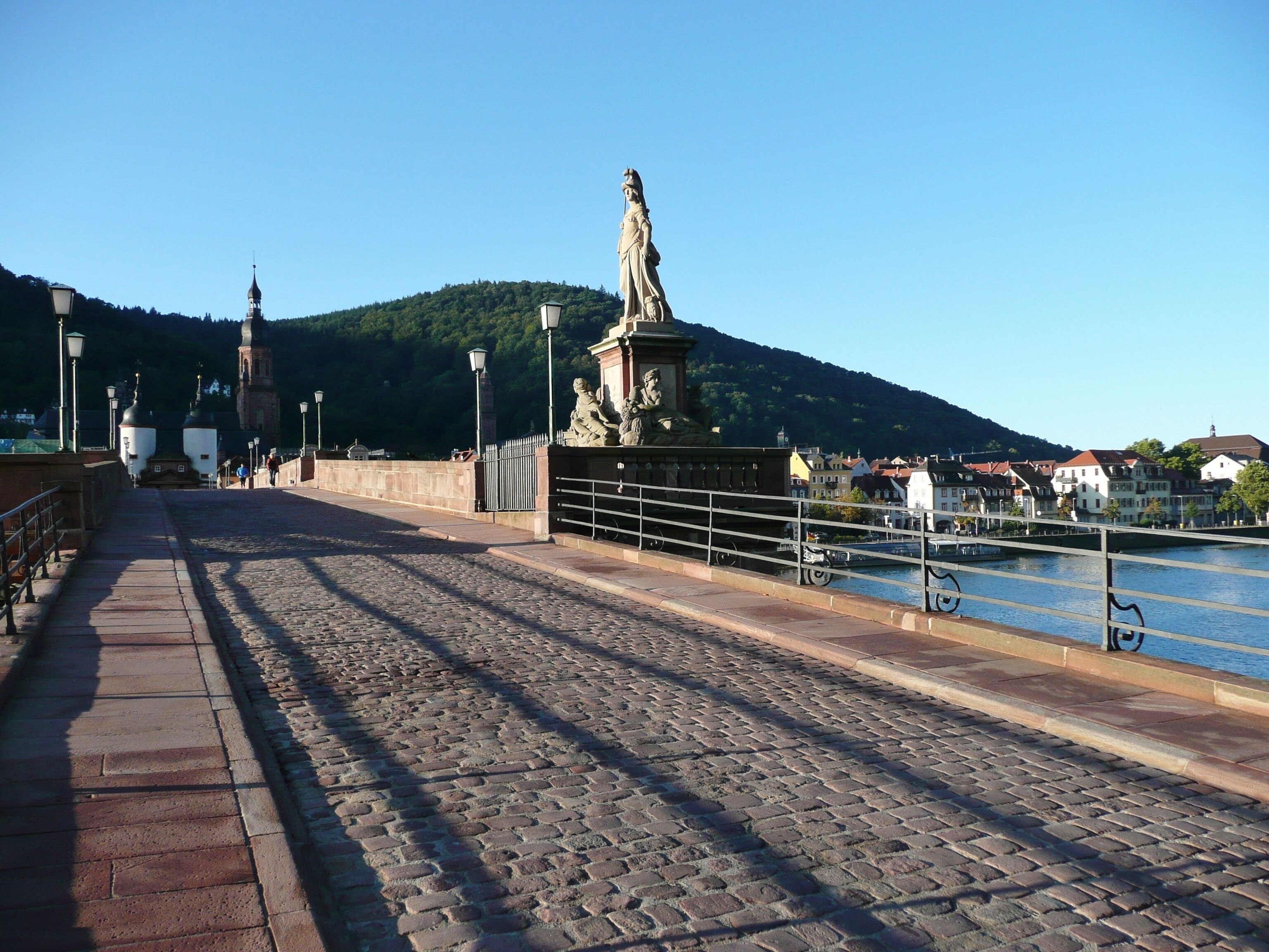 Beim 366 km langen Neckartalradweg: Alte Brücke in Heidelberg mit Saint John Statue
