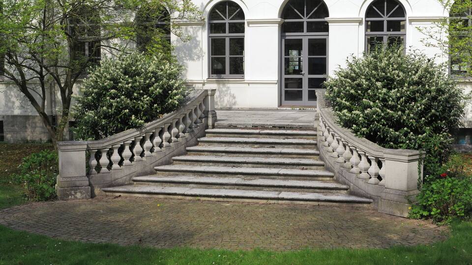 Braunschweig: die Freitreppe auf der Gartenseite der Villa von Bülow.