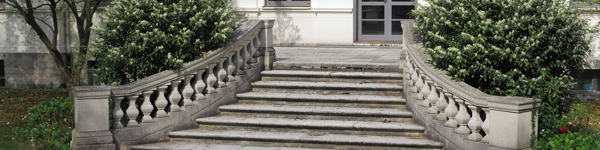 Braunschweig: die Freitreppe auf der Gartenseite der Villa von Bülow.