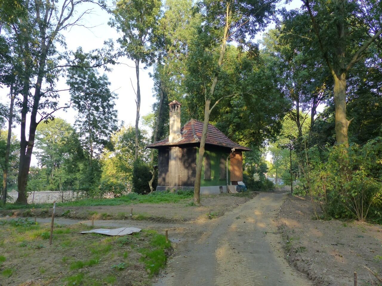 Ansicht des Kontorhauses von Süden mit neu erstellten Erschließungswegen zum Westbahnhof, September 2014