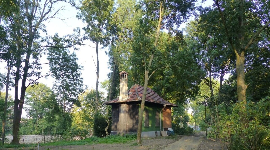 Ansicht des Kontorhauses von Süden mit neu erstellten Erschließungswegen zum Westbahnhof, September 2014
