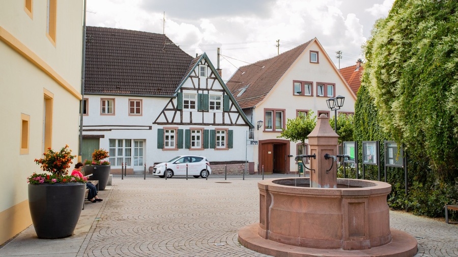 Rohrbach which includes a fountain