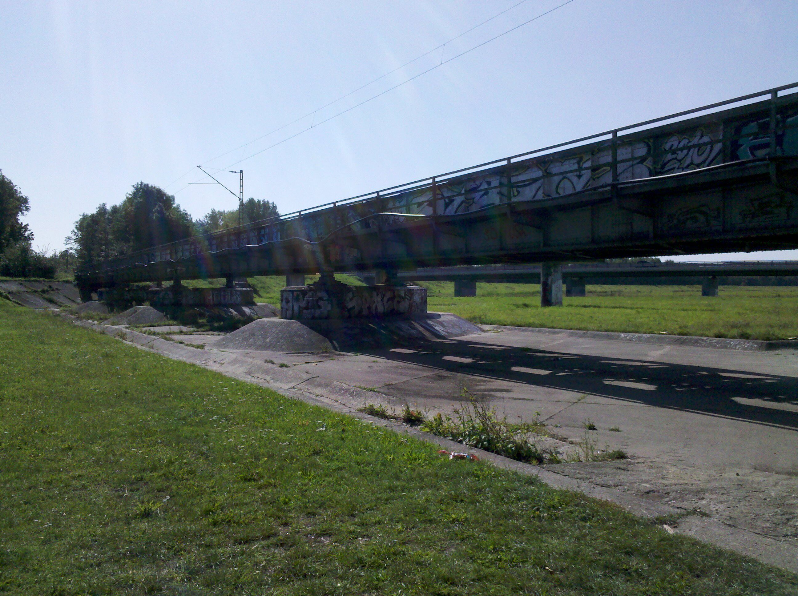 Waldbahnbrücke über das Elsterhochflutbett in Dreiviertelsicht Ende August 2017
