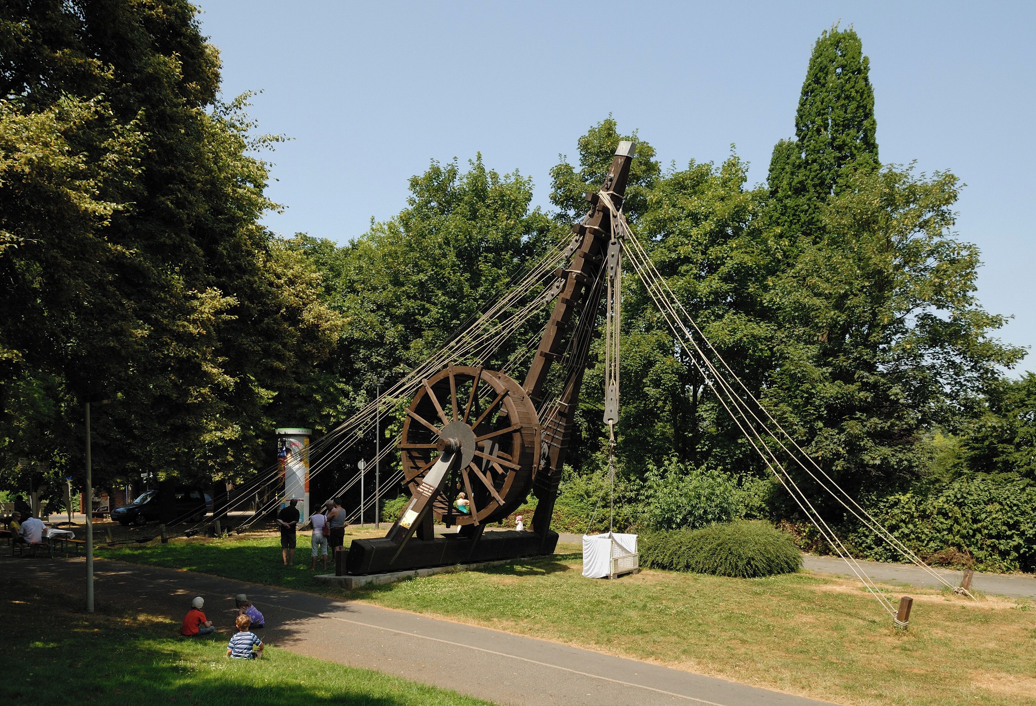 Reconstruction of a Roman heavy-duty crane (pentaspastos) built according to a relief created around 200 AD. It is capable of lifting loads of up to five tons to a height of eight meters. It was demonstrated during a historic fest of the Bonn-Castell district committee.