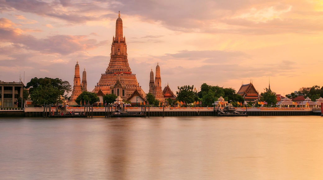 Wat Arun Ratchawararam Ratchawaramahawihan at sunset in bangkok Thailand. Landmark of Thailand