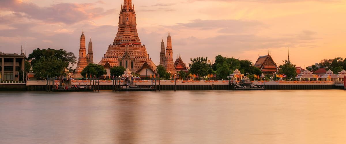 Un ensemble de temples comprenant plusieurs flèches et une rivière au premier plan.