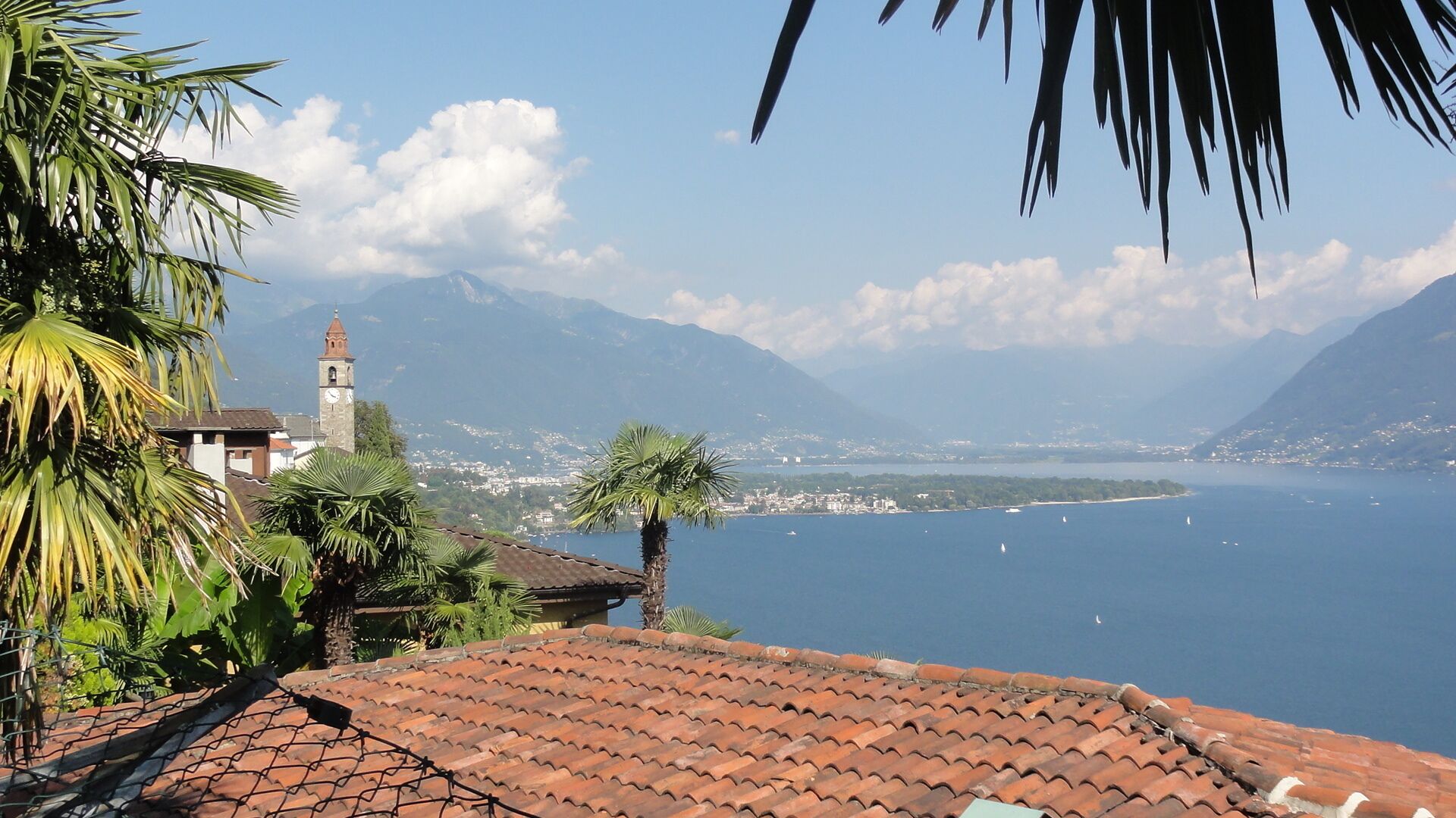 Schweiz - Ronco sopra Ascona (TI). Blick über die Dächer in Richtung Ascona und das Delta des Maggia