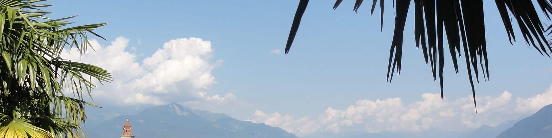 Schweiz - Ronco sopra Ascona (TI). Blick über die Dächer in Richtung Ascona und das Delta des Maggia