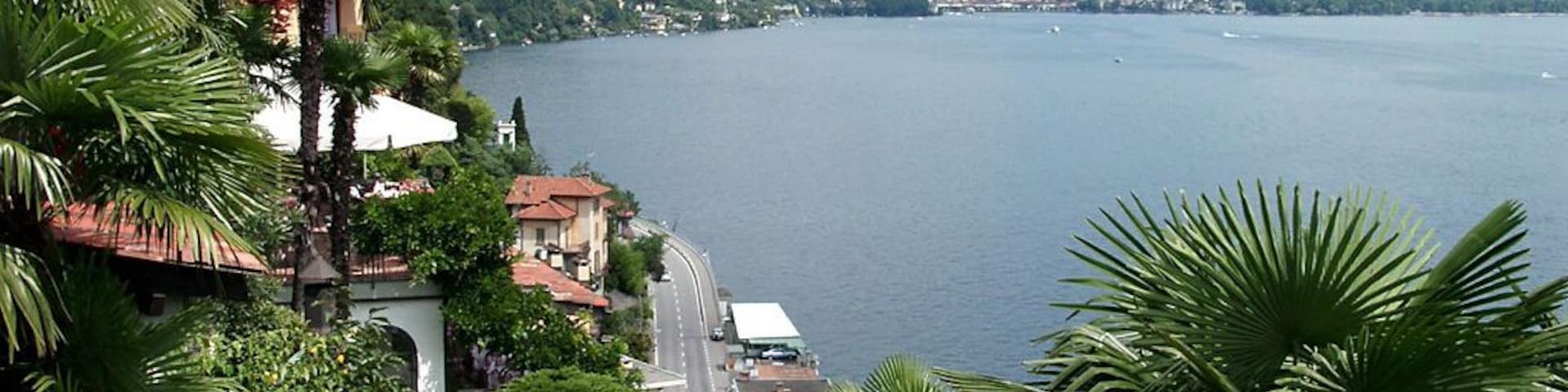 Blick von Ronco ĂŒber den Lago Maggiore Richtung Ascona. Ronco sopra Ascona ist eine kleine Gemeinde am Lago Maggiore im Schweizer Kanton Tessin in der Schweiz. Das kleine Dorf liegt zwischen Ascona und Brissago auf einer Felsterrasse. Von dort ist eine bequeme Ăberfahrt zu den schönen Brissago Inseln möglich.