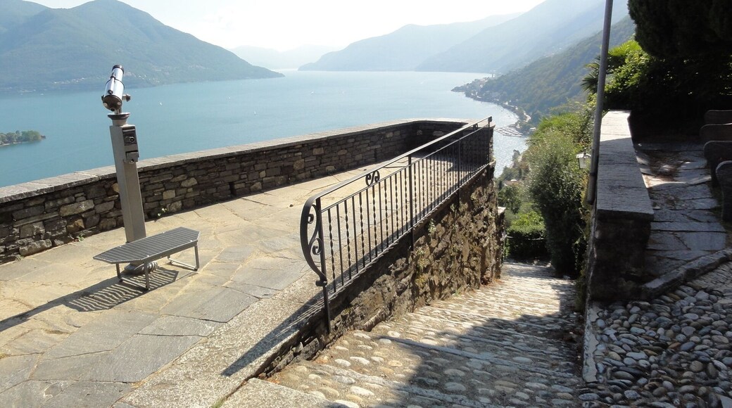 Schweiz - Ronco sopra Ascona (TI). Blick nach Süd-Westen auf den Lago Maggiore, Aussichtsplattform
