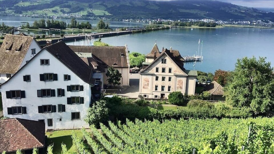 Rapperswil-Jona, town of roses located on the upper end of Lake Zurich, combines sights, cultural life, hiking and sports possibilities with a Mediterranean holiday atmosphere. Welcome to the riviera located on the upper end of Lake Zurich.