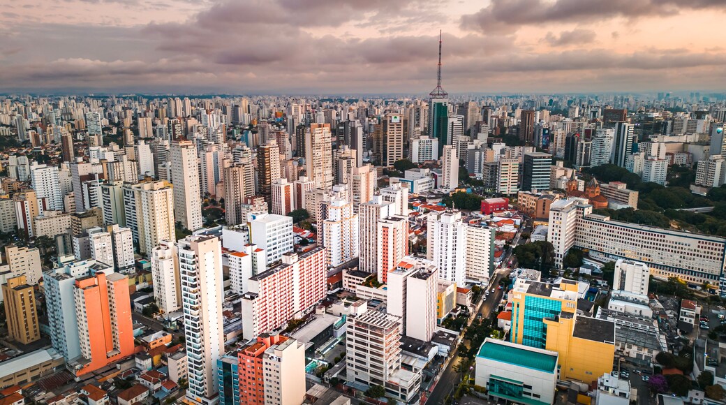 Bairro Liberdade Cidade São Paulo Paulista Sudeste Brasil Urbano Arte Grafite Pixo Igreja Avenida Rua Carros Turismo Turista Paulistano Viaduto Transporte Paisagem Urbana Aérea Drone Japão Japonês Céu