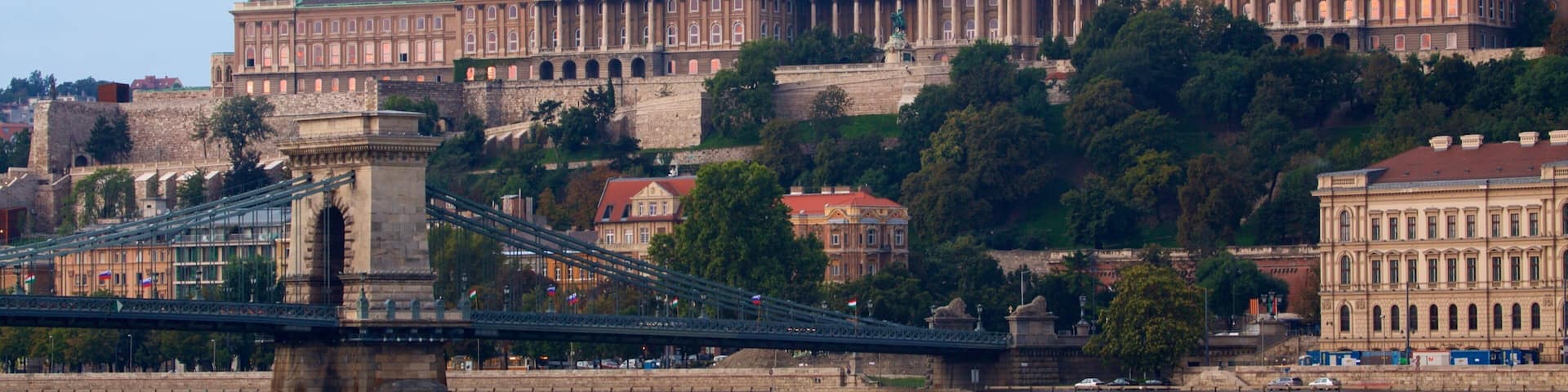 Burgpalast mit einem Fluss oder Bach, BrĂŒcke und Burg
