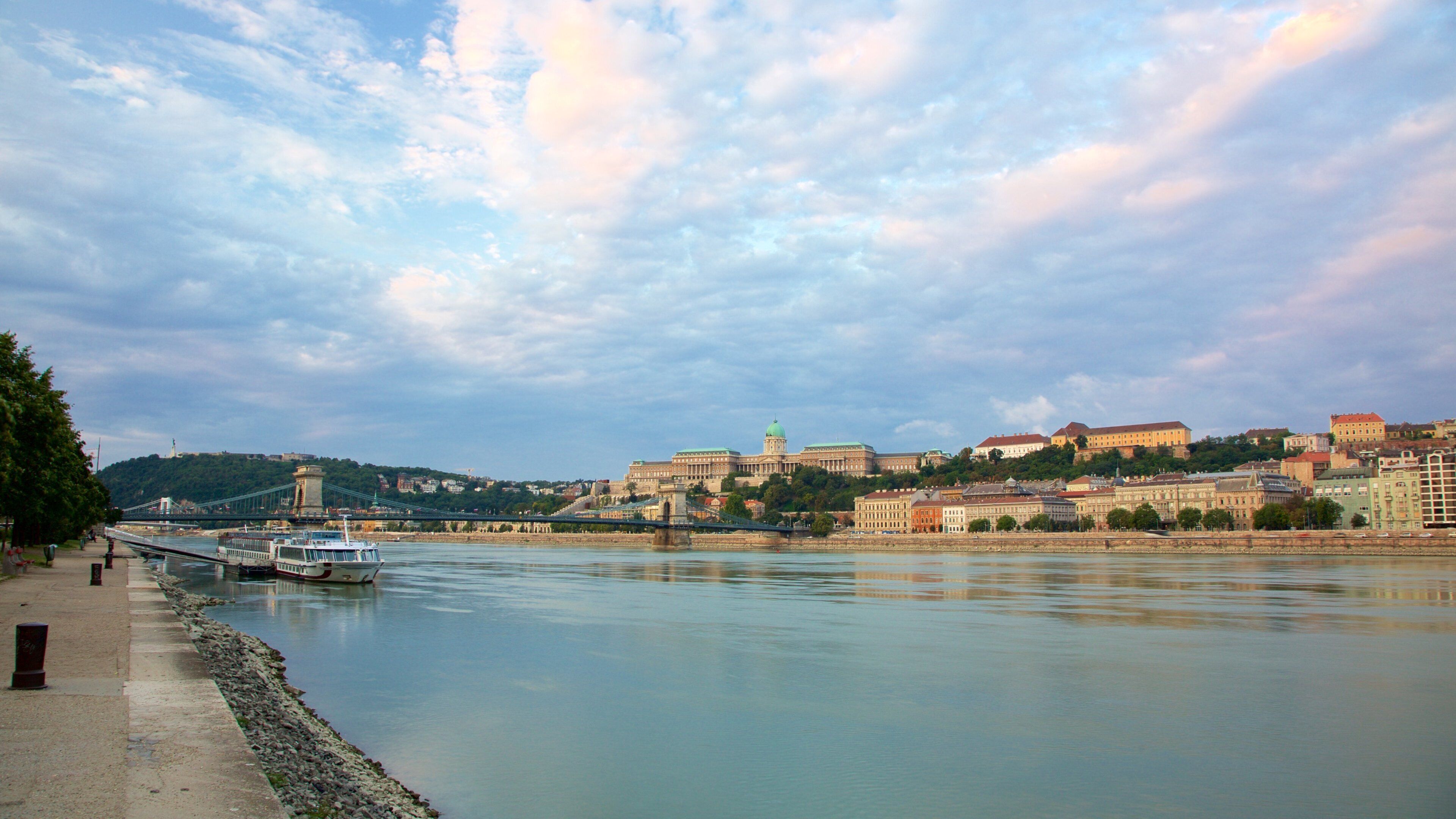 Budavár showing a city and a river or creek