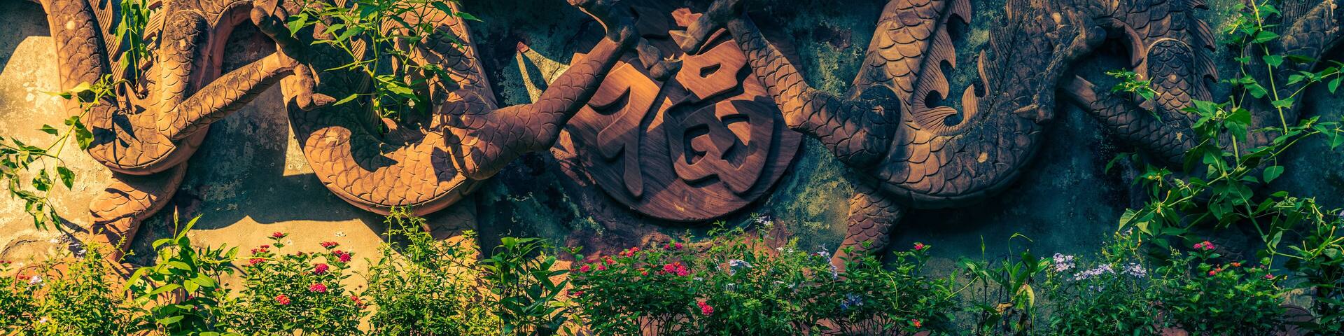 two dragon statues in the temple. The symbol in the center is a Chinese character which means "good luck".