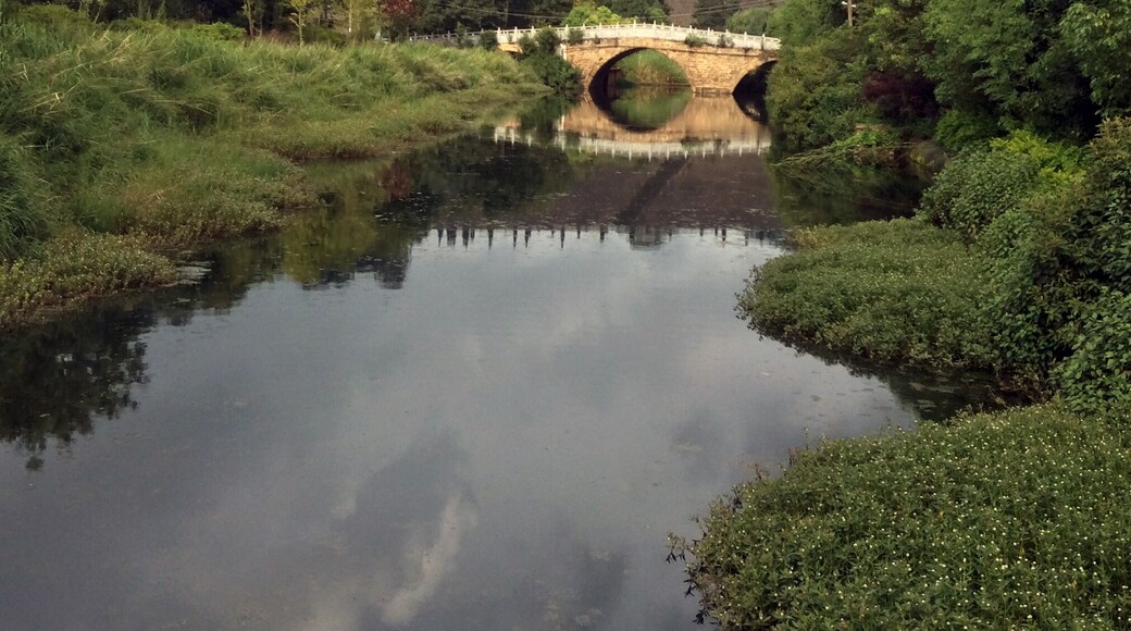 Just before climbing up the hills, you will walk across a bridge with a nice view of the upper dam.
On this hike, I didn't go on the road just above the dam, because I wanted to go one valley behind to try and reach the peak in the background. I am coming back here and will update information about other hikes in the area.