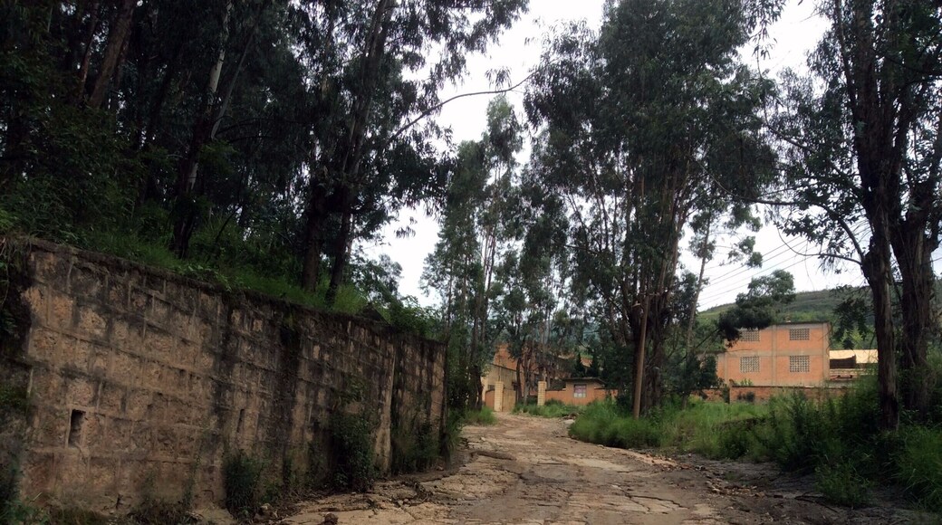 I have always loved just wandering around. There is something so freeing about this and it almost always leads to interesting experiences and a chance to view real, if not overly beautiful places.
This is on a road heading up 长虫山(ChangChong Shan) - Snake Mountain. There is a more accessible road opposite HongYun Road which I will post later. That route is also the one to take if you want to bike up the mountain.
I am not sure if people are living here or just doing work here (there is some farming and they are building an ecological park half-way up the mountain), but it has this I have been forgotten but I am still surviving feel about the place.