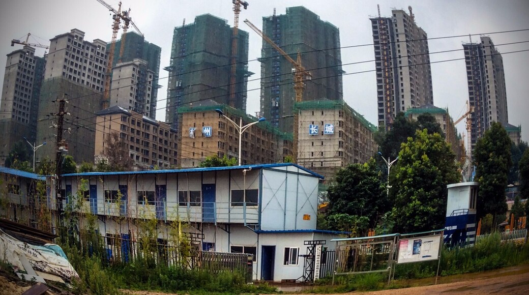 Prefab housing types 1, 2 and 3
Actually, the blue and white shacks in the foreground are the only prefab houses in the picture, but who's counting. These houses are seen at almost every large development site as this is the housing for the migrant labourers who are doing most of the work on site.
Once the site is completed, the workers and their houses migrate to the next site that is scheduled to be built...man what a life!