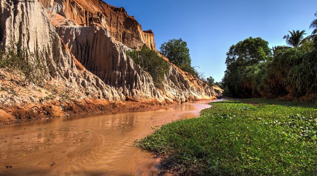 When I started walking up the stream, where the stones are still light and the water polluted, I was honestly disappointed. But when I turned the first corner, where the canyon become deeper and redder, it felt totally different. The colors and the shape of the rocks were incredible. I couldn’t leave!
http://nomadswind.com/travel-vietnam-windy-smelly-charming-mui-ne/