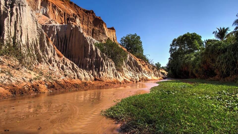 When I started walking up the stream, where the stones are still light and the water polluted, I was honestly disappointed. But when I turned the first corner, where the canyon become deeper and redder, it felt totally different. The colors and the shape of the rocks were incredible. I couldn’t leave!
http://nomadswind.com/travel-vietnam-windy-smelly-charming-mui-ne/