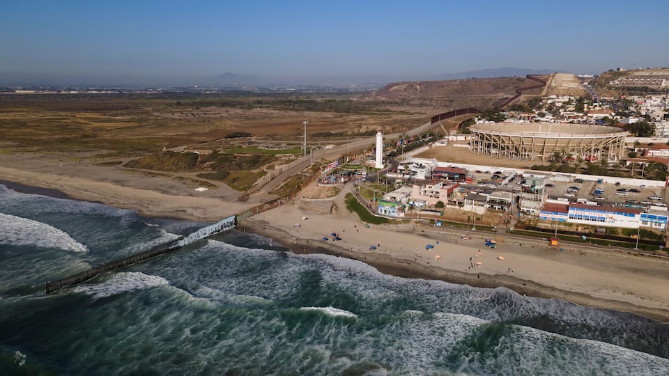 Toma aérea de la frontera entre México y Estados Unidos, en la ciudad de Tijuana México